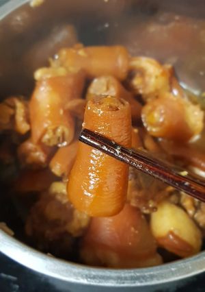 Hình của món Đuôi heo kho màu.
