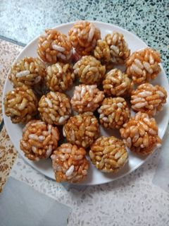 मुरमुरे लड्डू (Murmure laddu recipe in hindi) रेसिपी मुख्य फोटो
