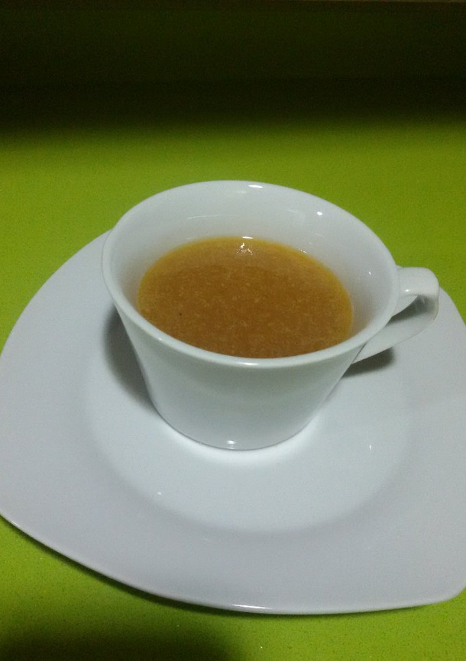 Una foto de Consomé/caldo de carne en olla rápida