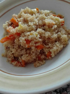 Una foto de Quinoa con verduras
