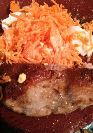 Una foto de Tapita de cerdo con ensalada, rara de zanahoria 🥕 👇😋