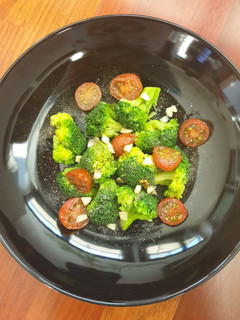 Una foto de Ensalada de brócoli con cherrys