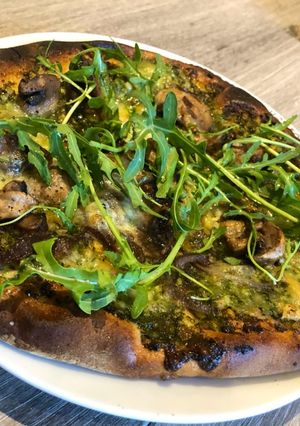 Une photo de Pizza pesto/champignons