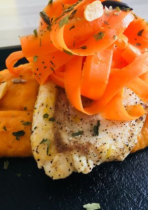 Une photo de Cabillaud Purée de Patate douce et Carotte au lait de coco Tagliatelles de Carottes mi-cuites