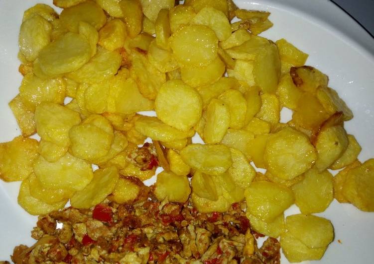 Fried potatoes with scramble egg sauce