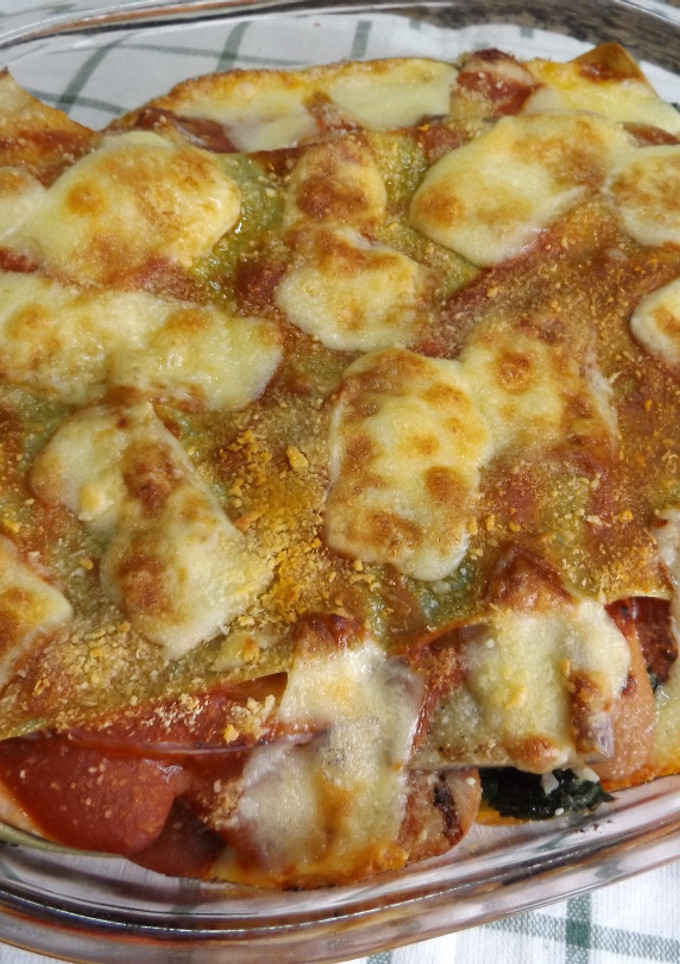 Una foto de Pastel horneado de berenjenas y salchichas
