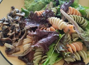 Foto de Salada de Massa espiral e Cogumelos