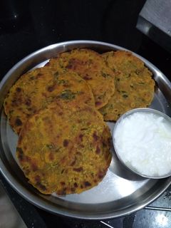મેથીની ભાજી ઘંઉ બાજરા ના ઢેબરાં રેસીપી મુખ્ય ફોટો
