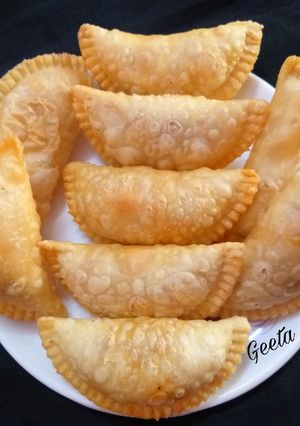 गुजिया (gujiya recipe in Hindi) रेसिपी मुख्य फोटो