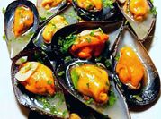 Una foto de mejillones al vapor