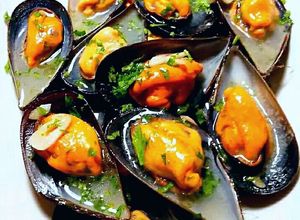 Foto principal de Mejillones al vapor con ajo y perejil y toque de balsámico