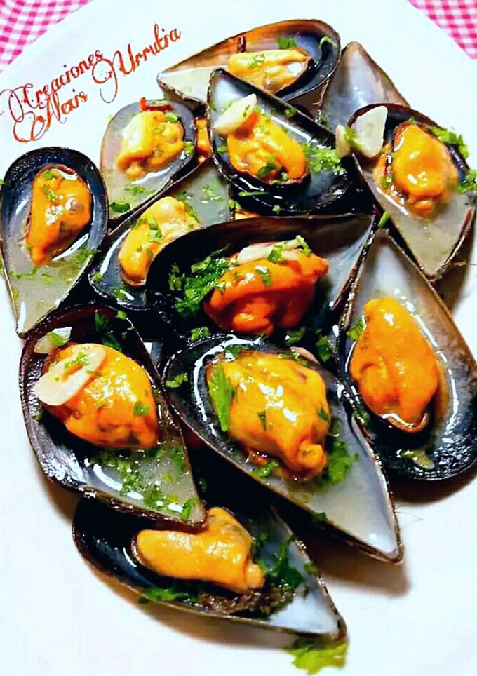 Una foto de Mejillones al vapor con ajo y perejil y toque de balsámico