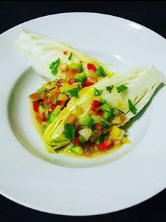 Una foto de Endivias con pico de gallo