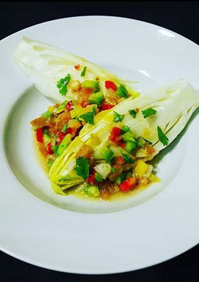 Una foto de Endivias con pico de gallo