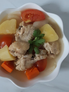 รูปของ "ซุปไก่มันฝรั่ง"🐔🥔🥕🍅🧅🥣Chicken Soup with Potato