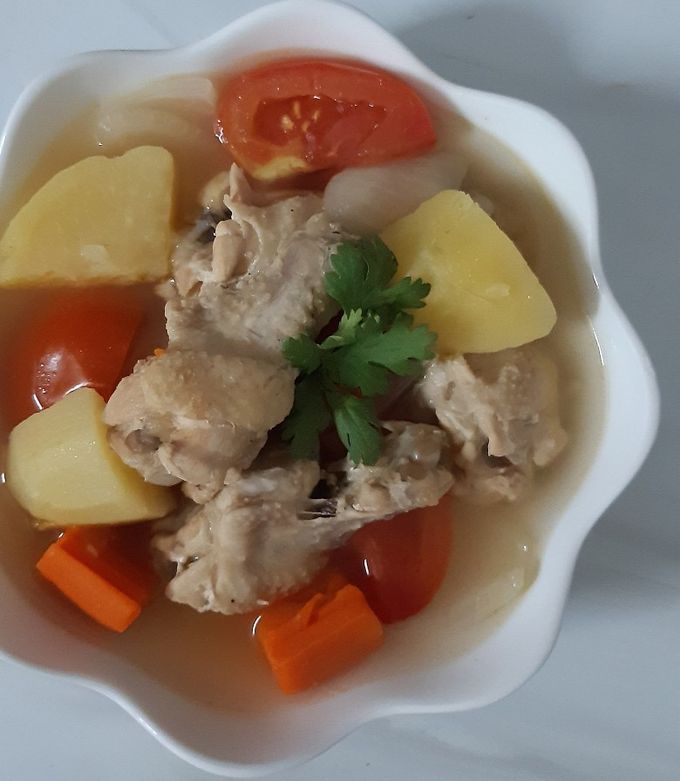 รูปของ "ซุปไก่มันฝรั่ง"🐔🥔🥕🍅🧅🥣Chicken Soup with Potato