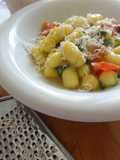 Gnocchetti tricolore con rucola, gamberi rosa,pomodorini e ricotta salata