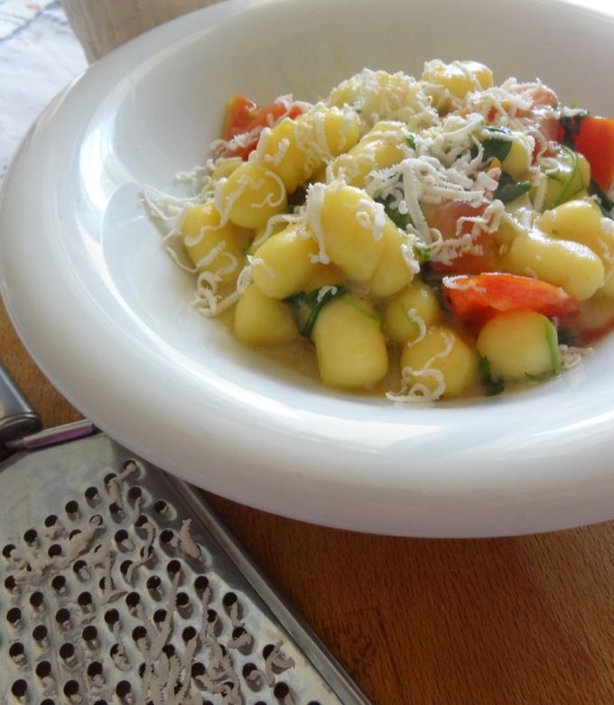 Foto di Gnocchetti tricolore con rucola, gamberi rosa,pomodorini e ricotta salata