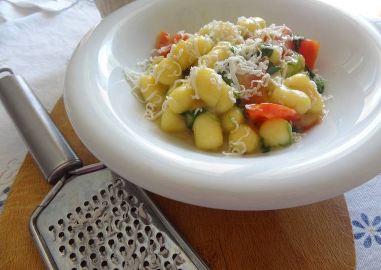 Recetta di Ultimate Gnocchetti tricolore con rucola, gamberi rosa,pomodorini e ricotta salata