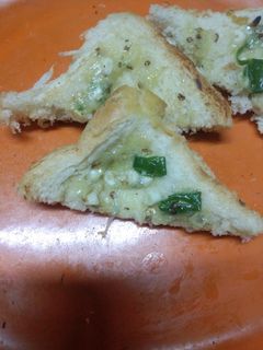 চিলি চীজ টোস্ট(Chilli cheese toast recipe in Bengali) রেসিপির প্রধান ছবি