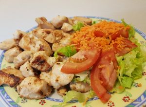 Una foto de Pollo marinado, con aceto, y ensalada