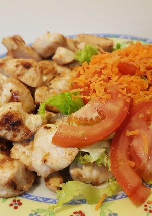 Una foto de Pollo marinado, con aceto, y ensalada
