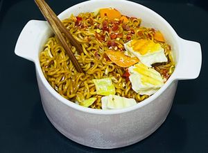 صورة لوصفة نودلز بجبنة حلوم