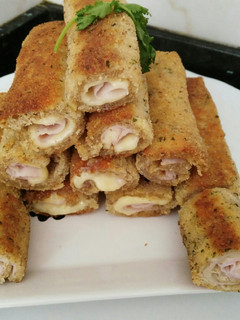 Una foto de Rollitos de pan de molde con queso y pavo