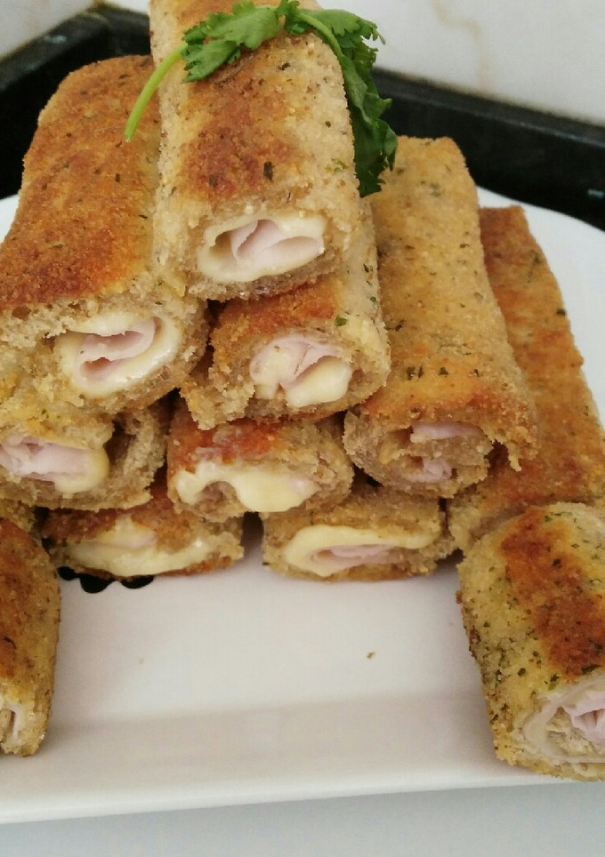Una foto de Rollitos de pan de molde con queso y pavo