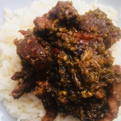 A picture of Ofada Rice with sauce.