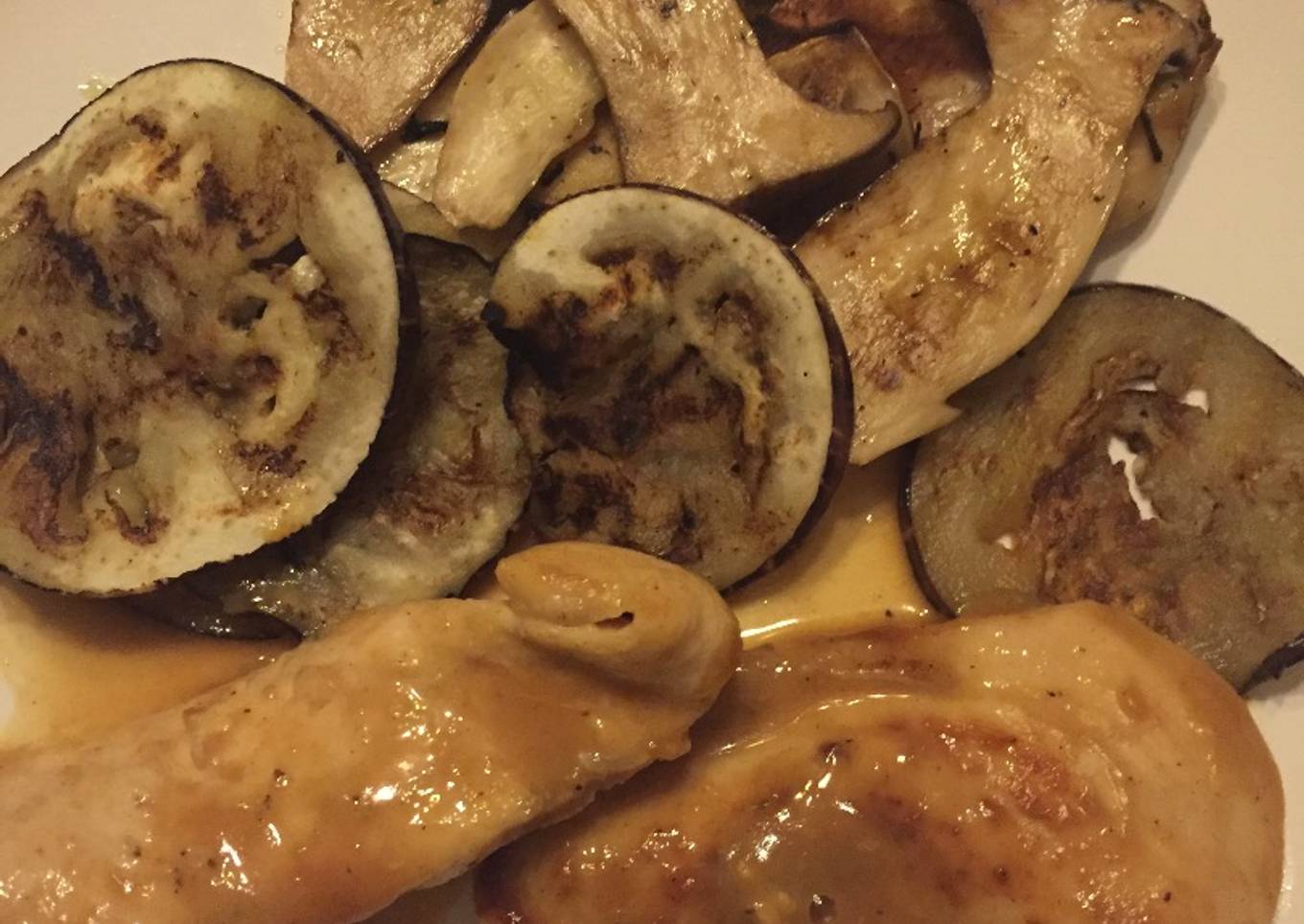 Pechugas de pollo a la mostaza y miel con boletus y berenjenas a la plancha