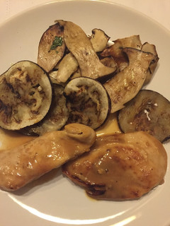 Una foto de Pechugas de pollo a la mostaza y miel con boletus y berenjenas a la plancha