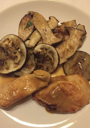 Foto principal de Pechugas de pollo a la mostaza y miel con boletus y berenjenas a la plancha