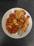 Pinchos mexicanos con acompañamiento de tomates cherry y queso halloumi