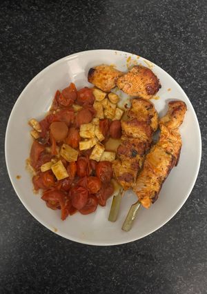 Una foto de Pinchos mexicanos con acompañamiento de tomates cherry y queso halloumi