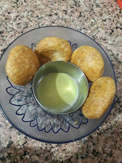 मसाला मूंग दाल कचोरी हरी चटनी के साथ (Masala moong dal kachori with green chutney recipe in hindi) रेसिपी मुख्य फोटो