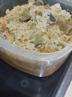 Una foto de Dados de cerdo con champiñones, alcachofas y arroz caldoso