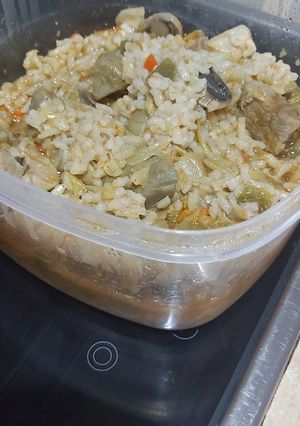 Una foto de Dados de cerdo con champiñones, alcachofas y arroz caldoso