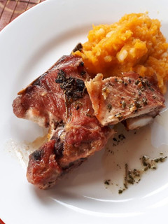 Una foto de Asado de cerdo con puré de calabaza