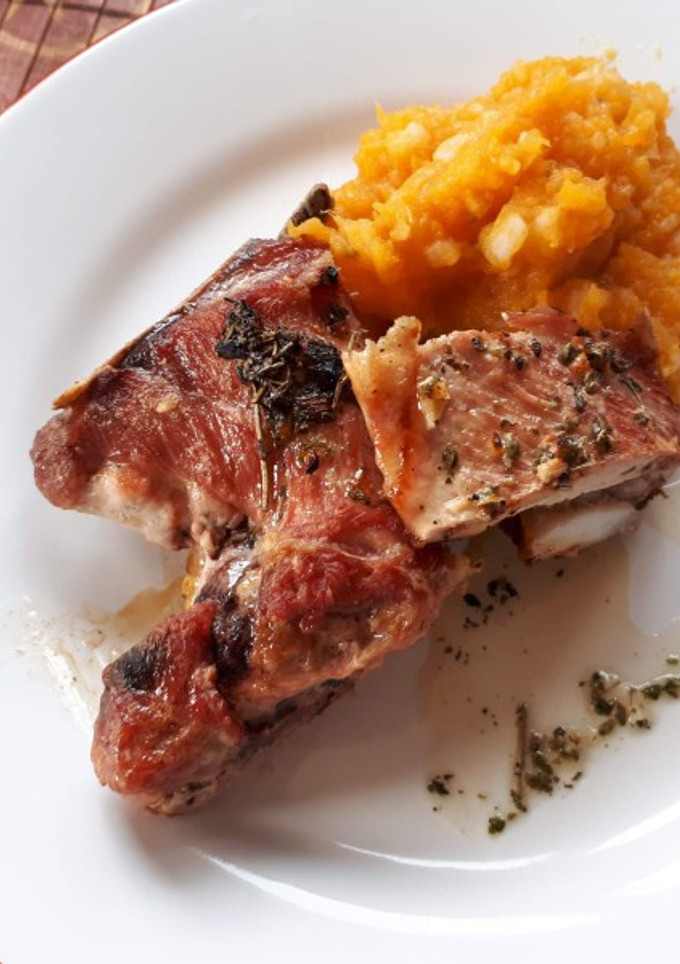 Una foto de Asado de cerdo con puré de calabaza