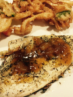 Una foto de Dorada con chutney de mango