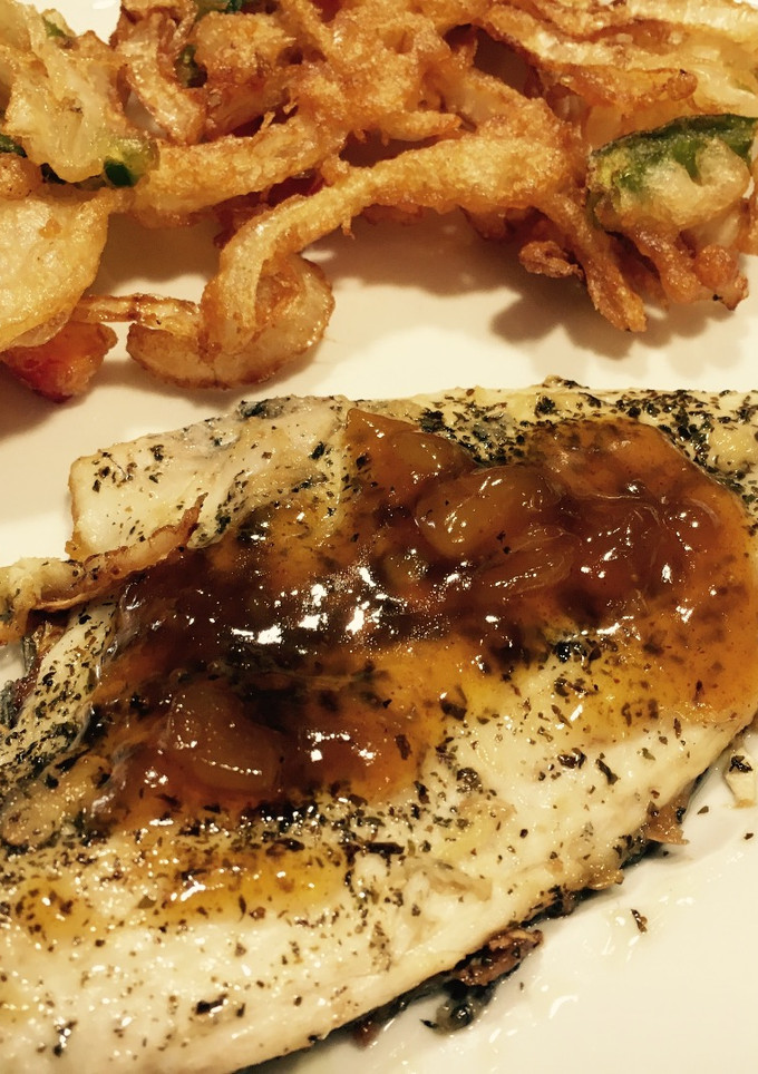 Una foto de Dorada con chutney de mango