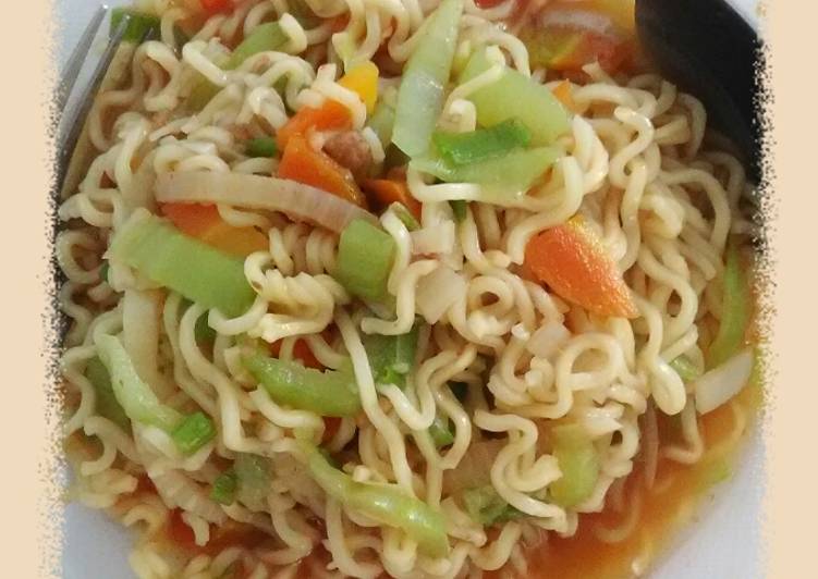 Bagaimana Membuat Mie goreng sayur nyemek 😄, Enak