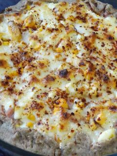 Una foto de Tarta abierta de harina de espelta rellena de jamón y queso