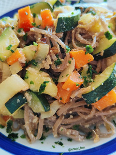 Una foto de Noodles soba con verduras