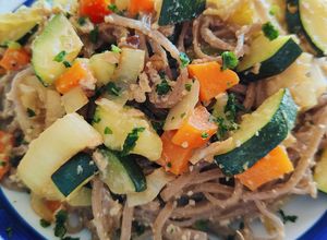Una foto de Noodles soba con verduras