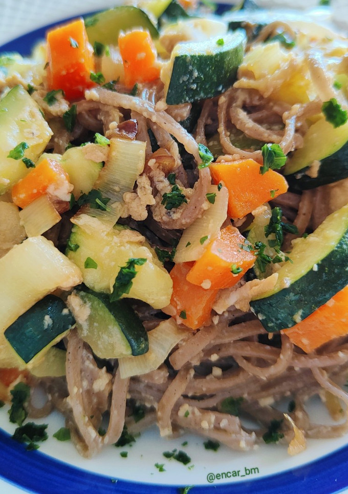 Una foto de Noodles soba con verduras