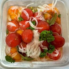 A picture of Sweet Mini Tomatoes and Onion.