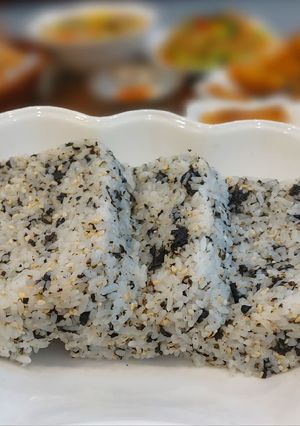 Hình của món Cơm nắm rong biển.