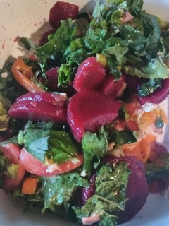 Una foto de Ensalada de kale y albahaca